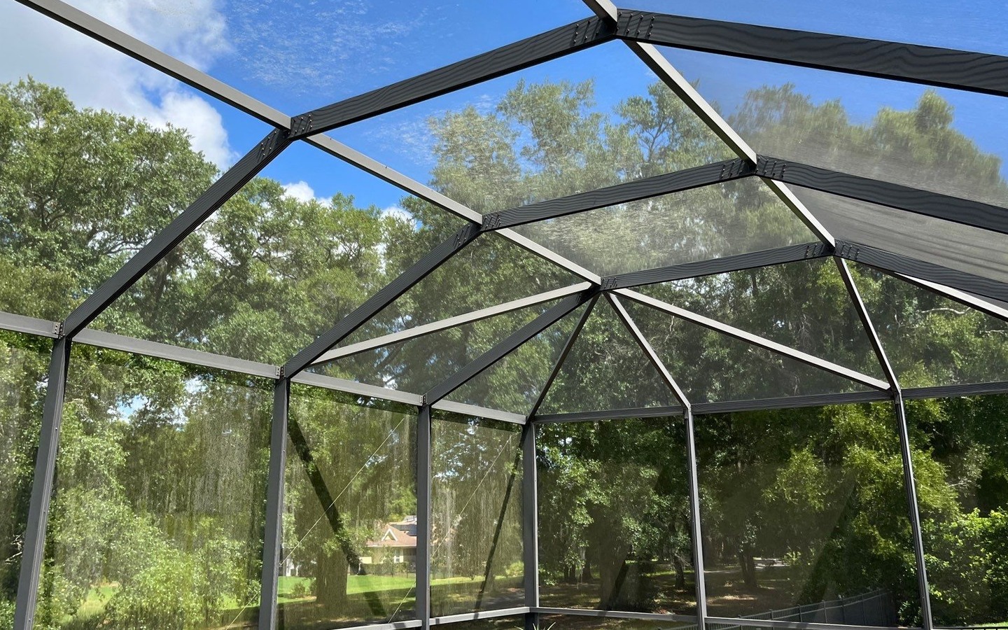 Pool enclosure with growth on the framing before cleaning